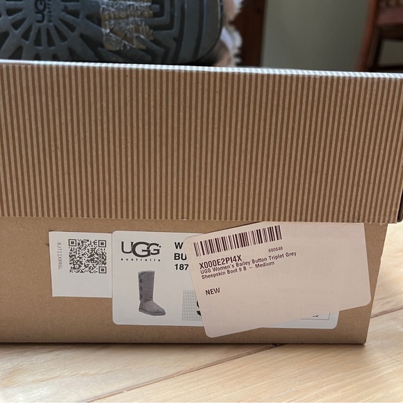UGG Bailey Button Triplet Grey Boots. Lightly used in excellent condition. US 9 - Picture 8 of 9